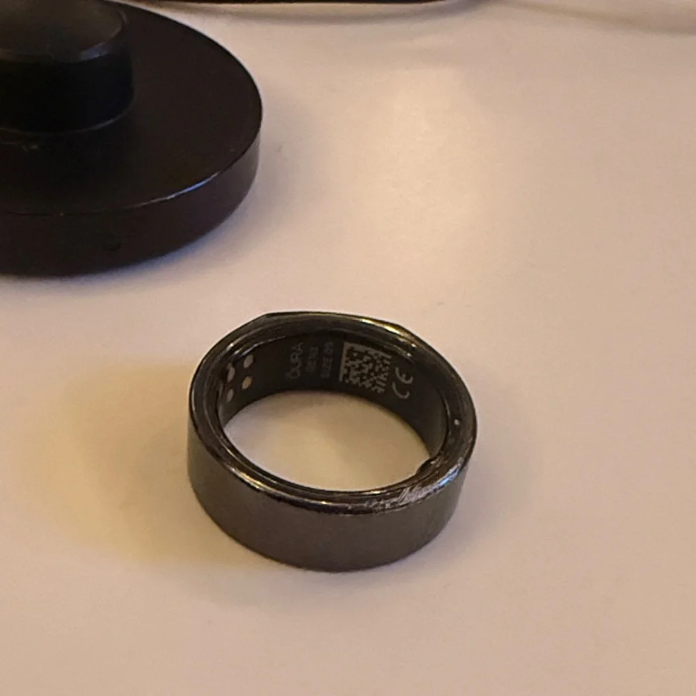 Oura Black Smart Ring with charger